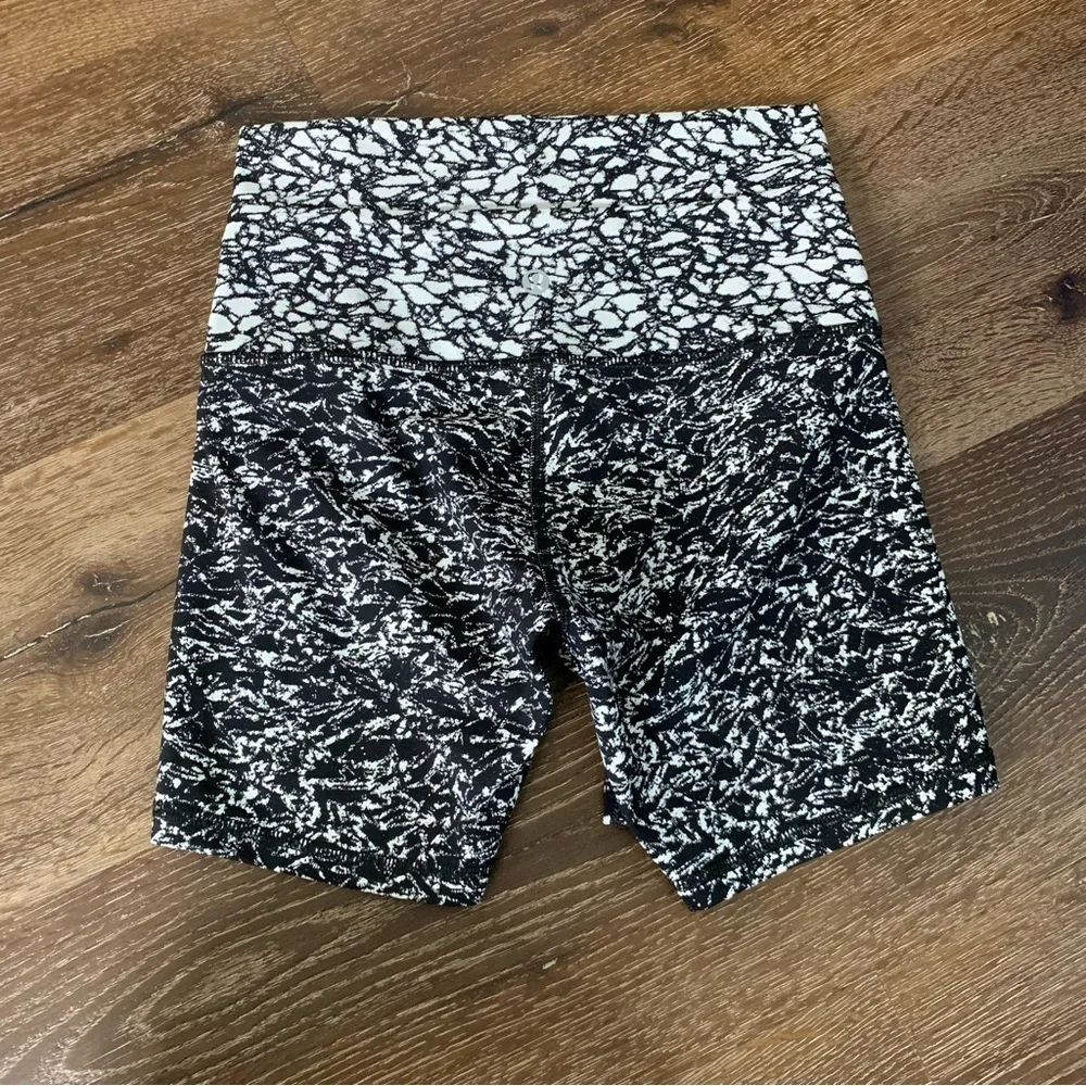 Lululemon womens black white printed biker shorts 4 5” - Picture 1 of 7